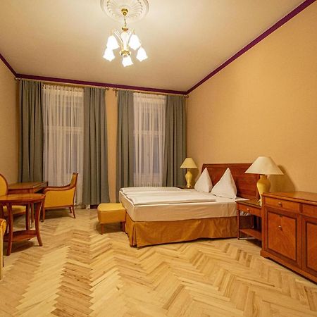 4 Bedrooms 130M2 Apartment At The Main City Square プラハ エクステリア 写真
