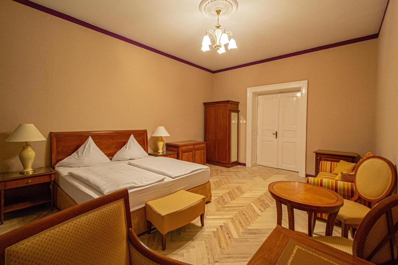 4 Bedrooms 130M2 Apartment At The Main City Square プラハ エクステリア 写真