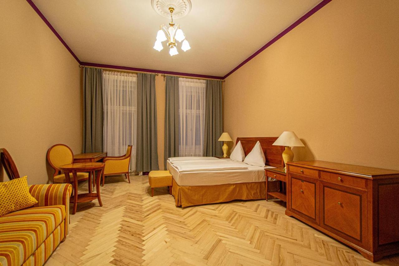 4 Bedrooms 130M2 Apartment At The Main City Square プラハ エクステリア 写真