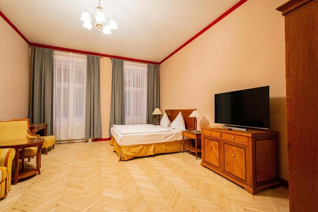 4 Bedrooms 130M2 Apartment At The Main City Square プラハ エクステリア 写真