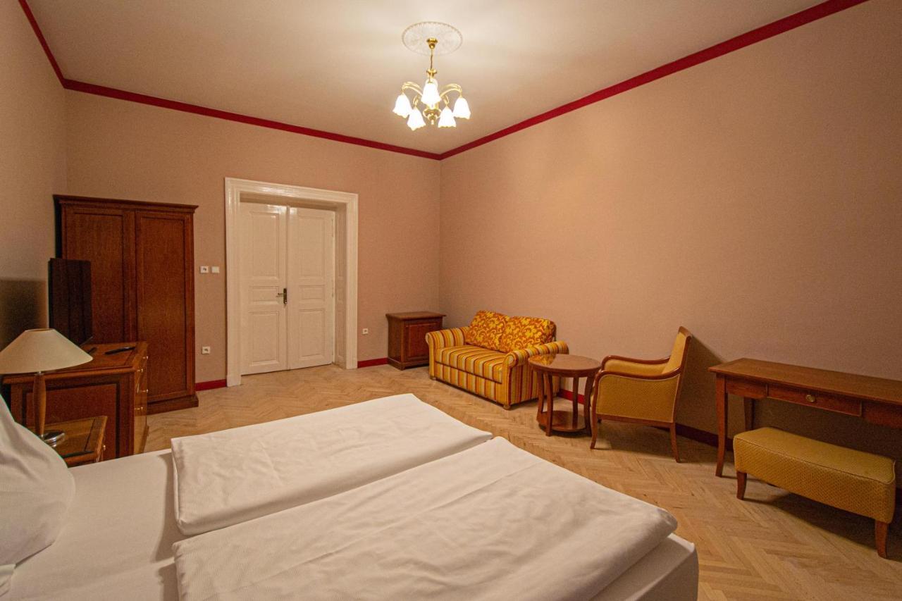 4 Bedrooms 130M2 Apartment At The Main City Square プラハ エクステリア 写真