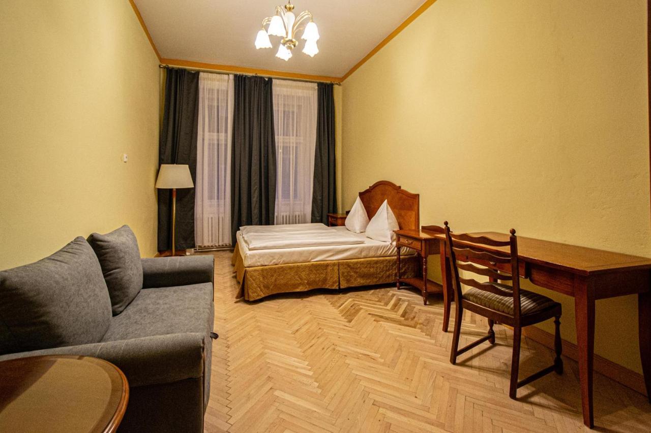 4 Bedrooms 130M2 Apartment At The Main City Square プラハ エクステリア 写真